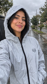 Chaqueta cortavientos gris con capucha puesta en día de lluvia