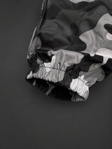Detalle puño elástico con franja reflectiva del impermeable ADV360