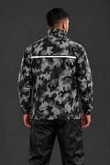Traje impermeable ADV360 camuflado - vista trasera con franja reflectiva